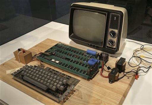 6C8218316-vintage_apple_computer--103458527_v2.blocks_desktop_medium