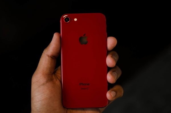 Apple бесплатно заменит материнскую плату в бракованных iPhone 8