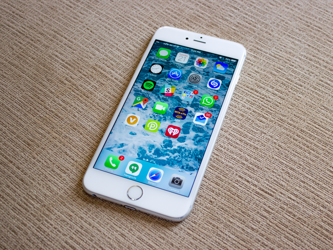Спустя сутки после признания о замедлении смартфонов на Apple уже дважды подали в суд